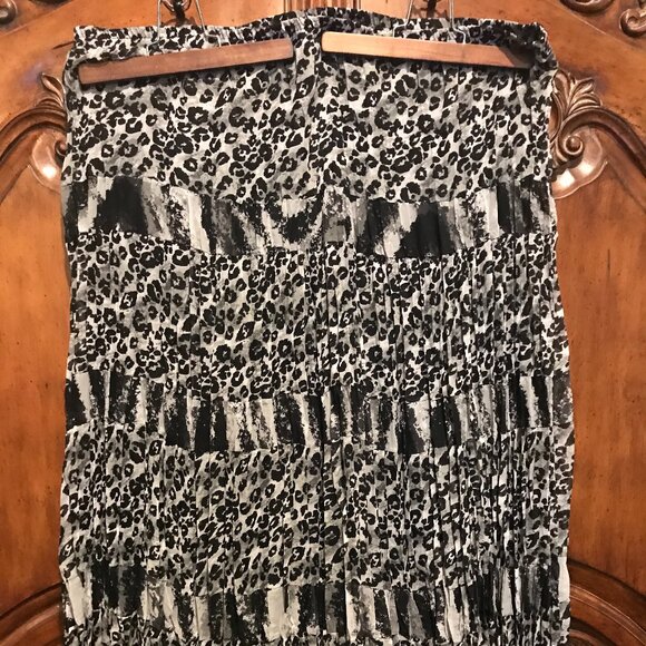 Maggie Barns Pleated Maxi Skirt Black & Gray Animal Print Size 3X - Picture 2 of 6